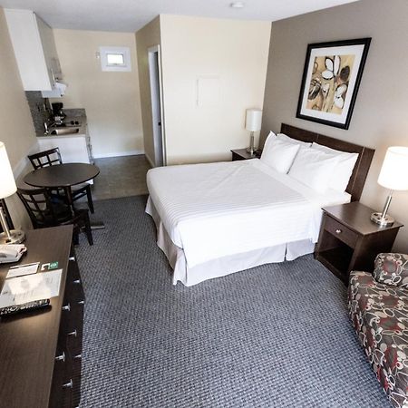 Siesta Suites Kelowna Bagian luar foto