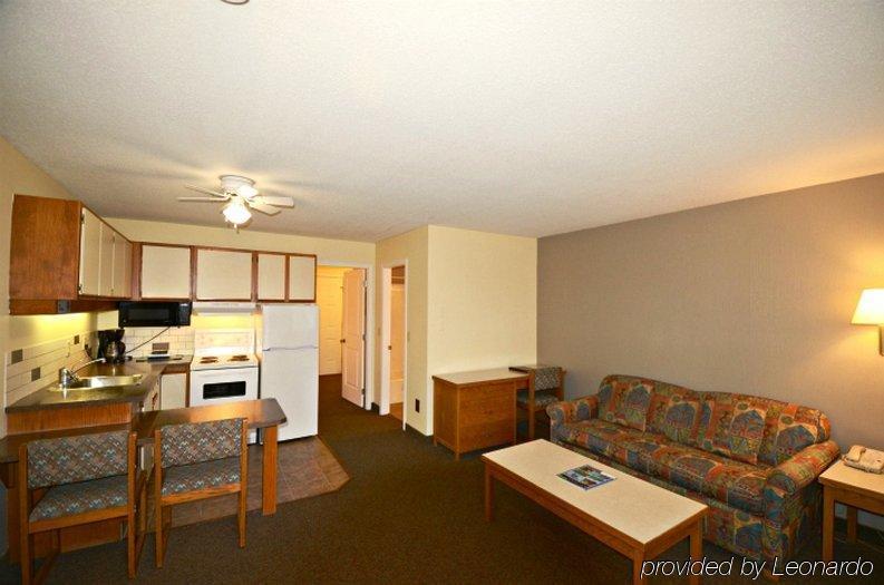 Siesta Suites Kelowna Bagian luar foto