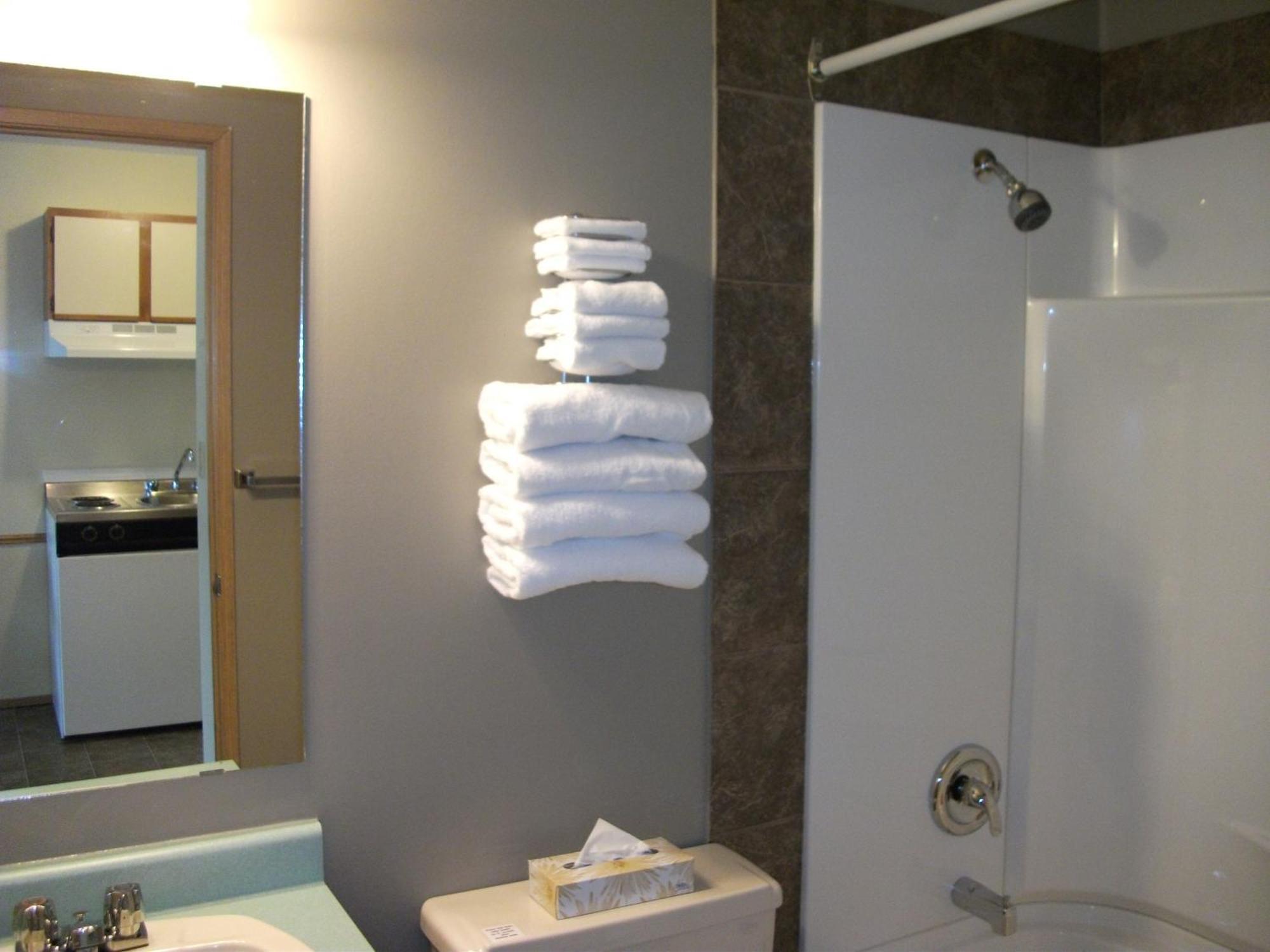 Siesta Suites Kelowna Bagian luar foto