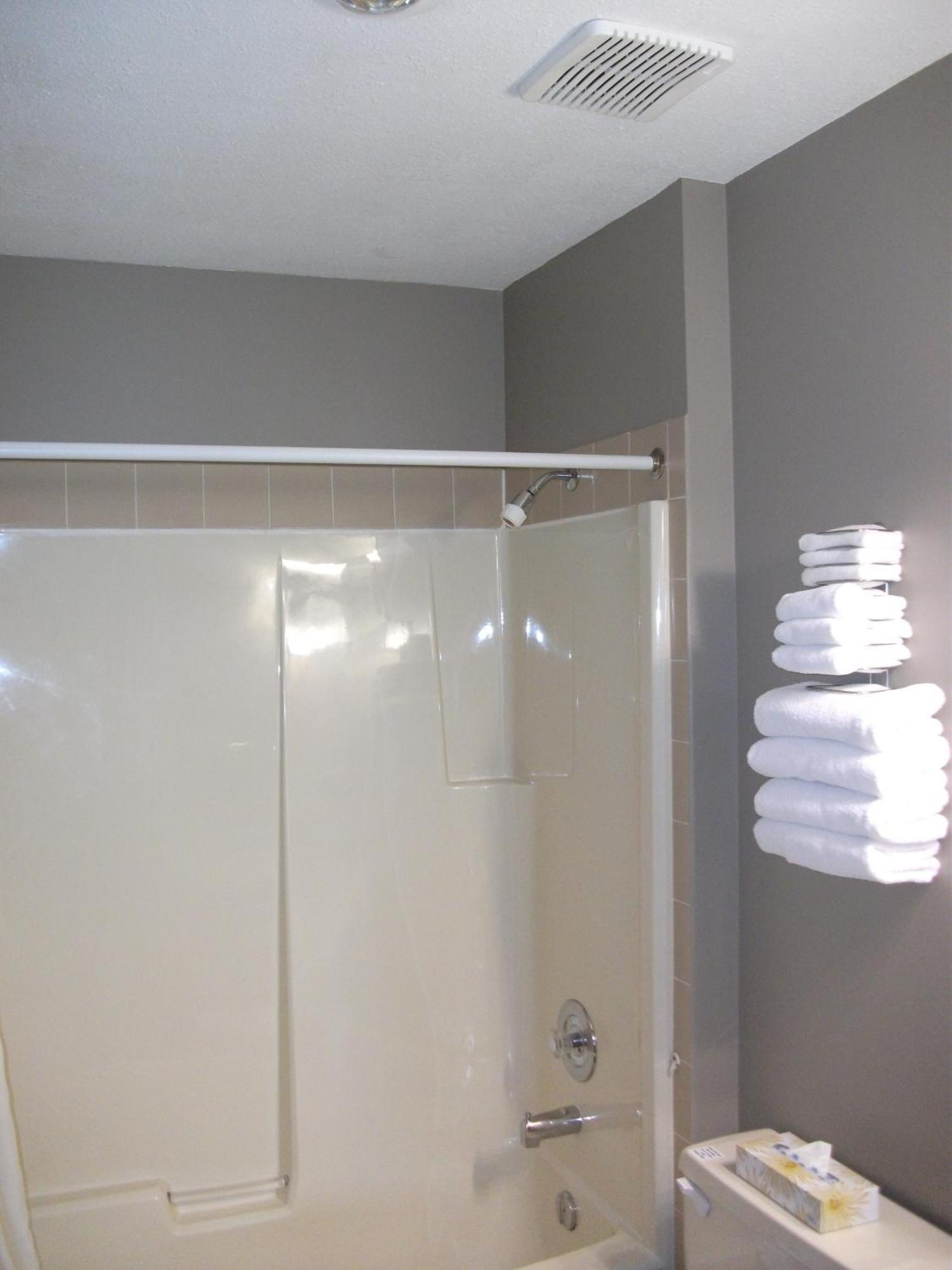 Siesta Suites Kelowna Bagian luar foto
