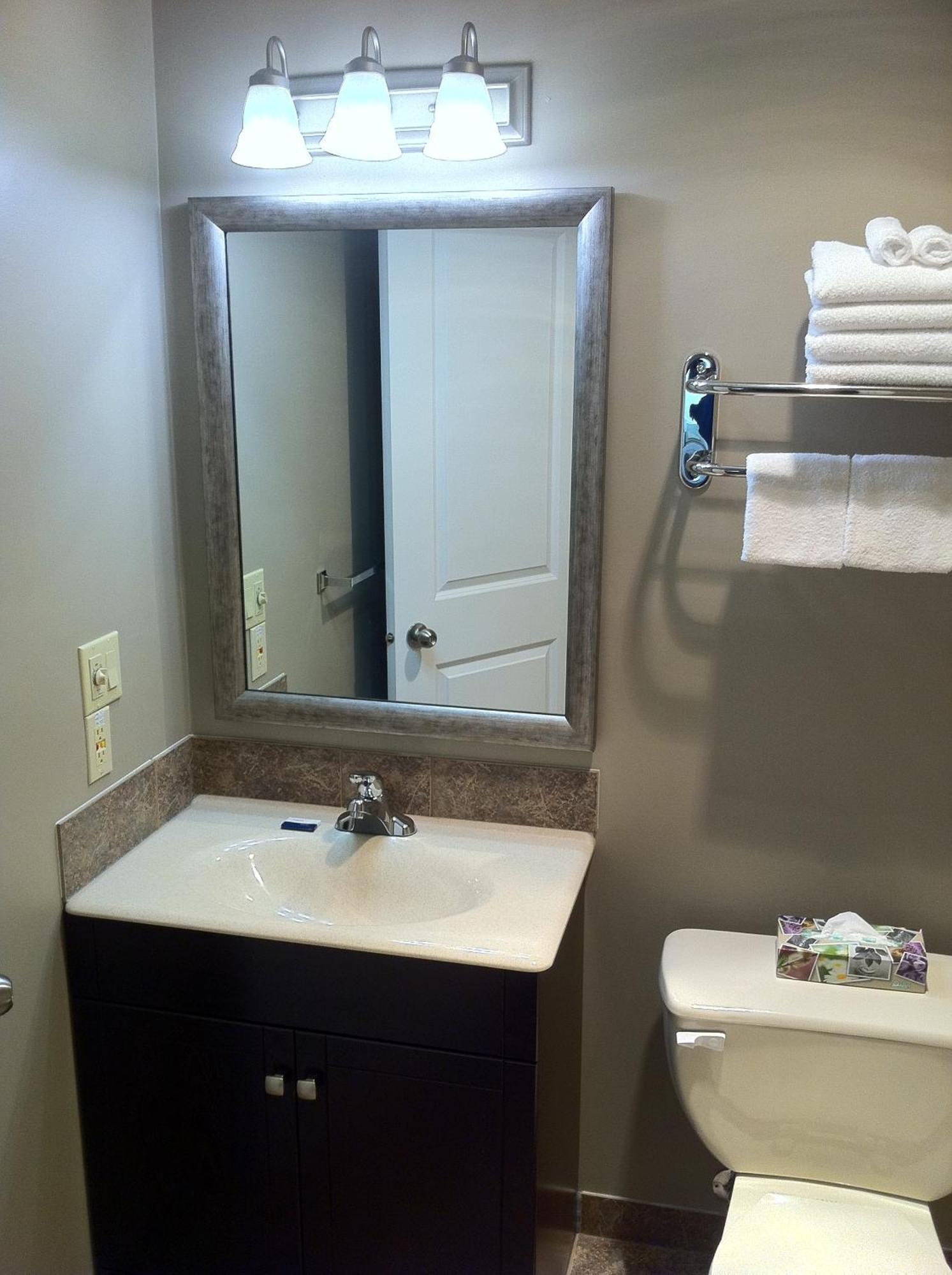 Siesta Suites Kelowna Bagian luar foto