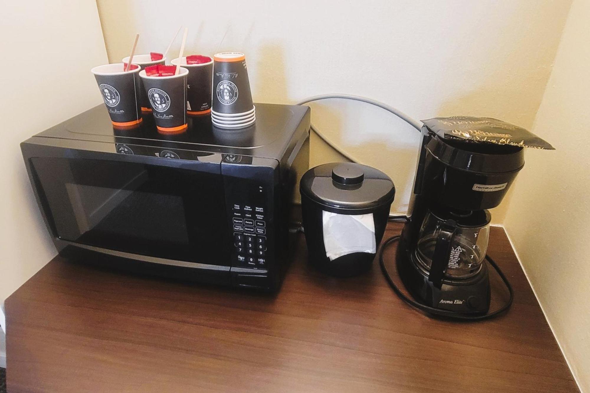 Siesta Suites Kelowna Bagian luar foto