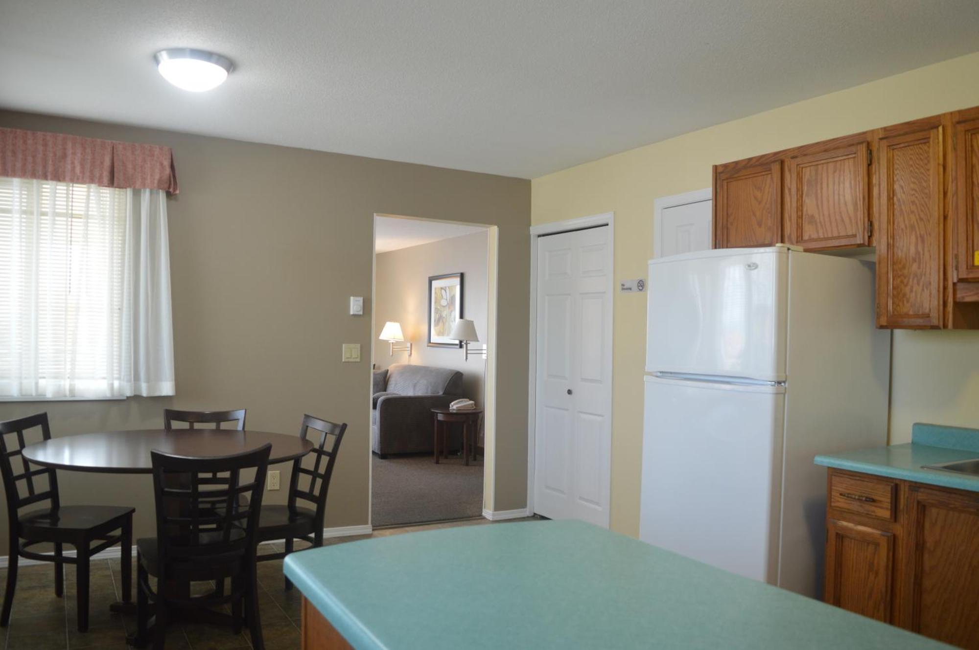 Siesta Suites Kelowna Bagian luar foto