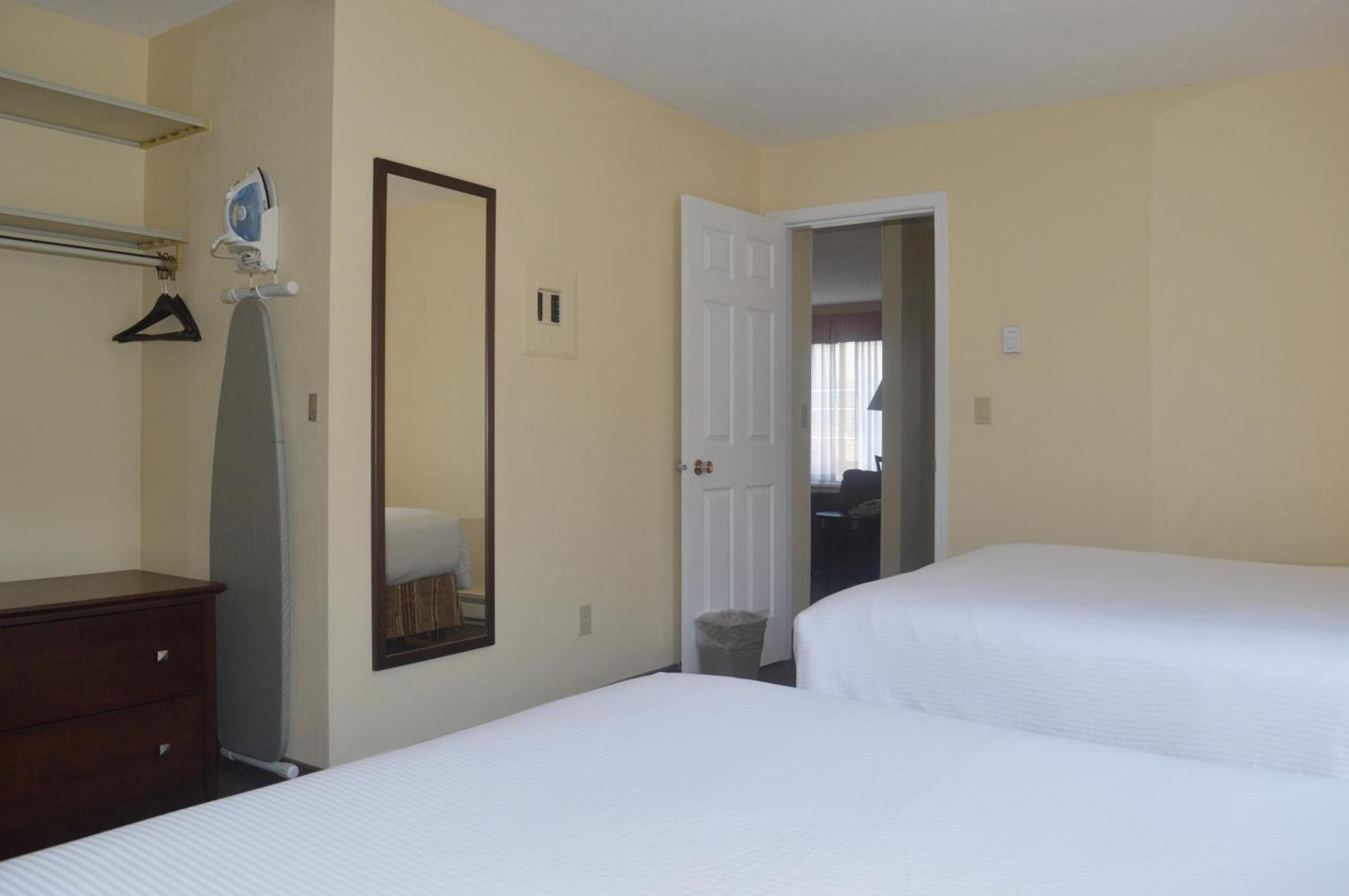 Siesta Suites Kelowna Bagian luar foto
