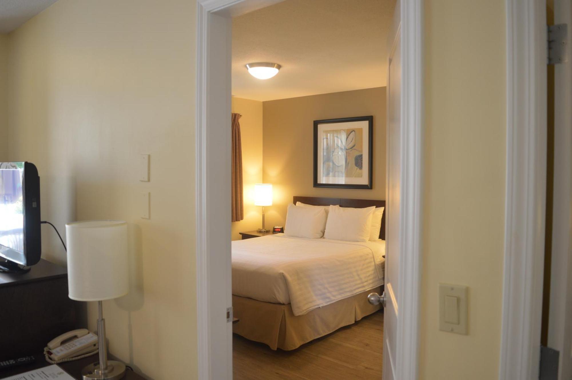 Siesta Suites Kelowna Bagian luar foto