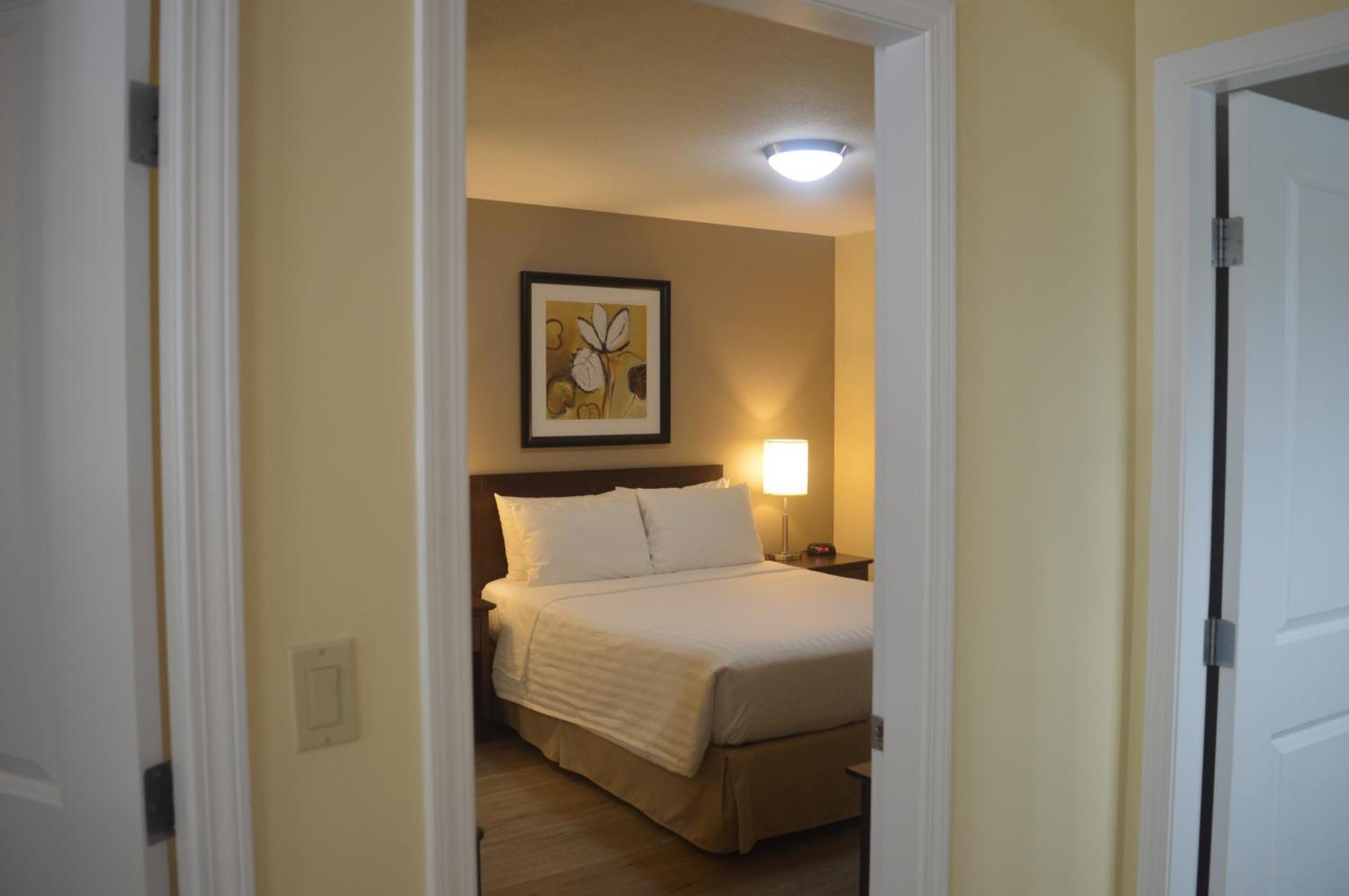 Siesta Suites Kelowna Bagian luar foto