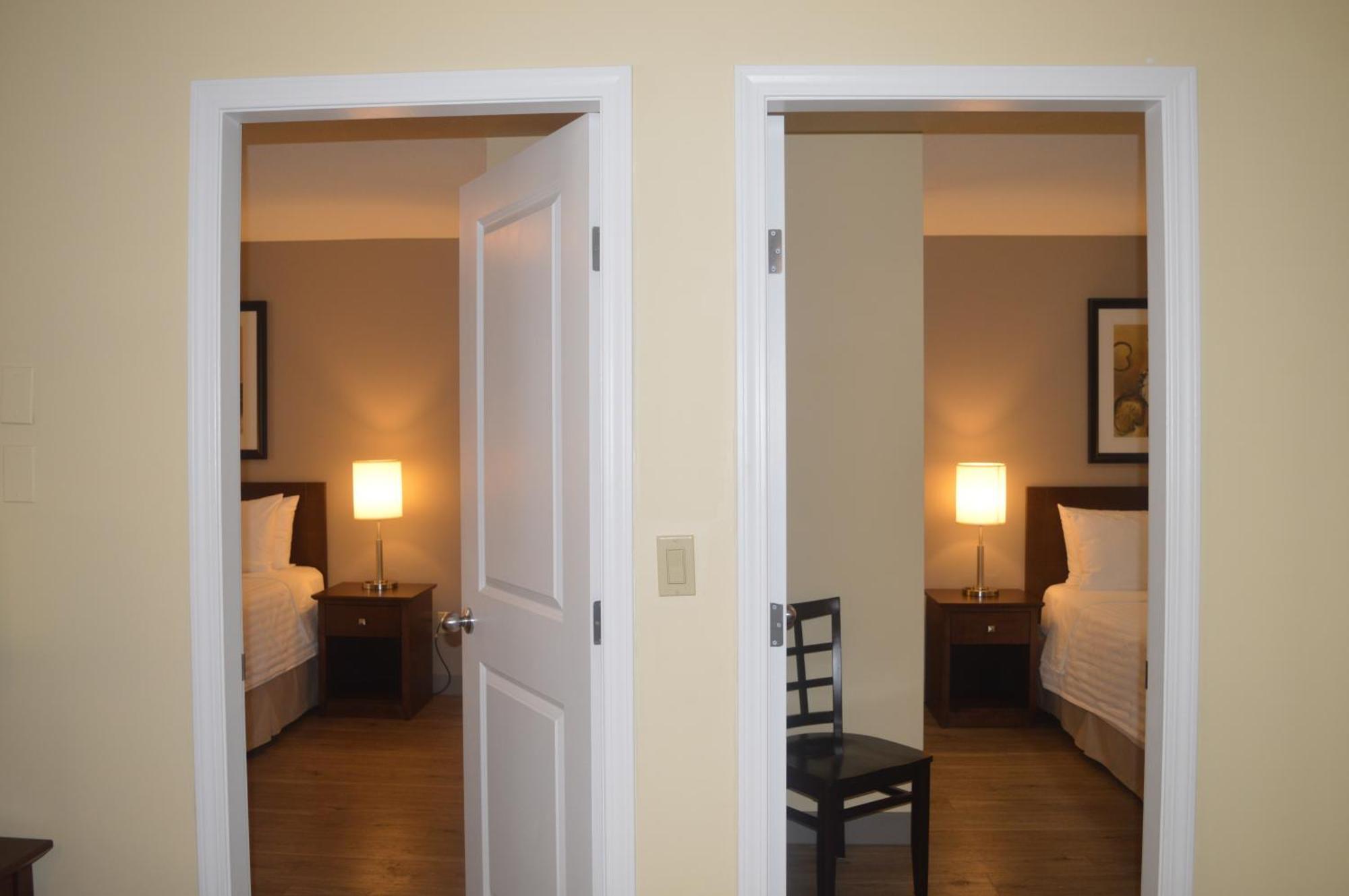 Siesta Suites Kelowna Bagian luar foto