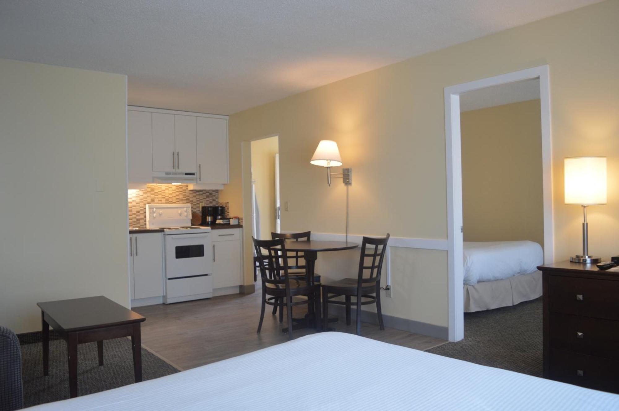 Siesta Suites Kelowna Bagian luar foto