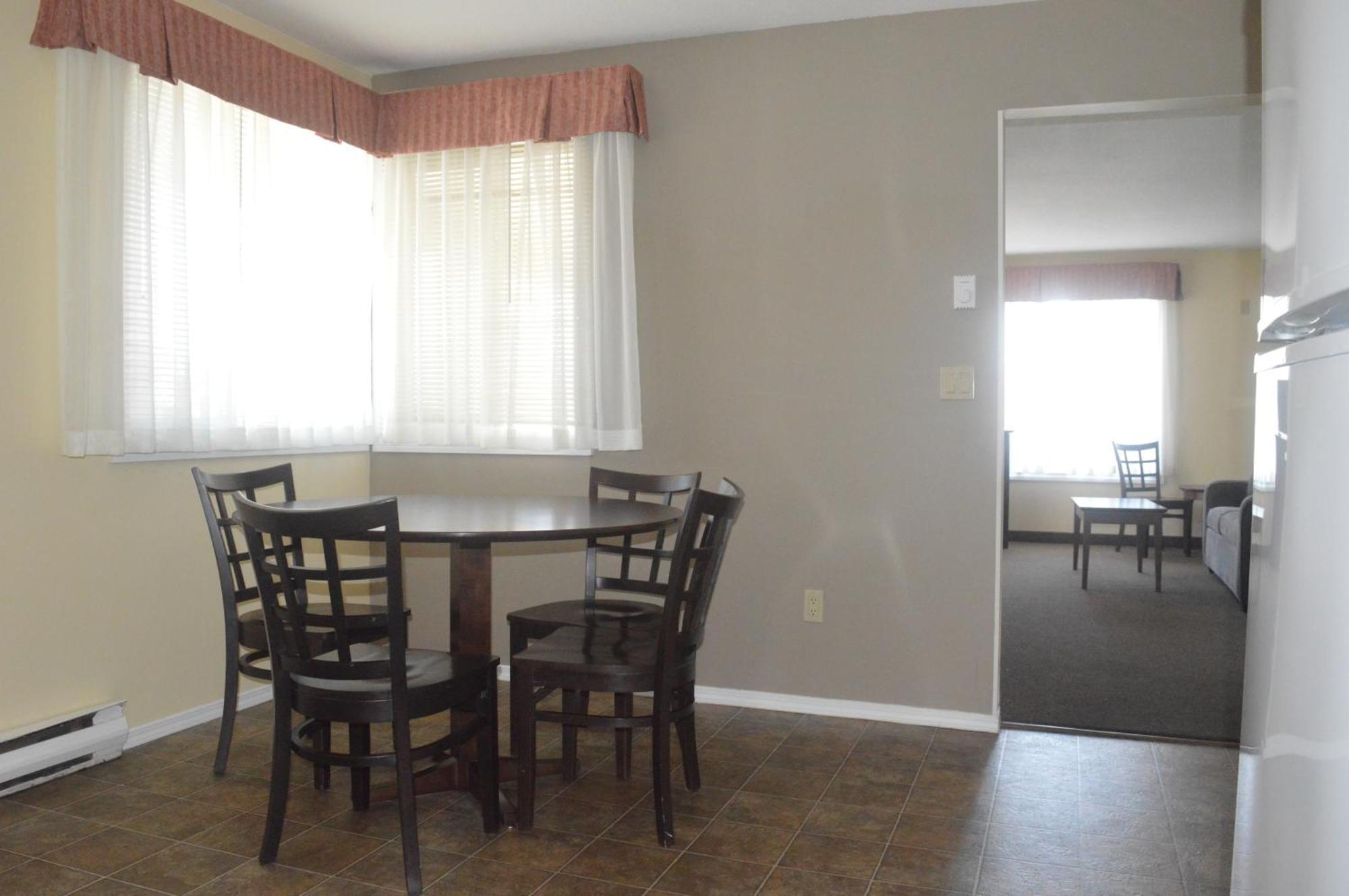 Siesta Suites Kelowna Bagian luar foto