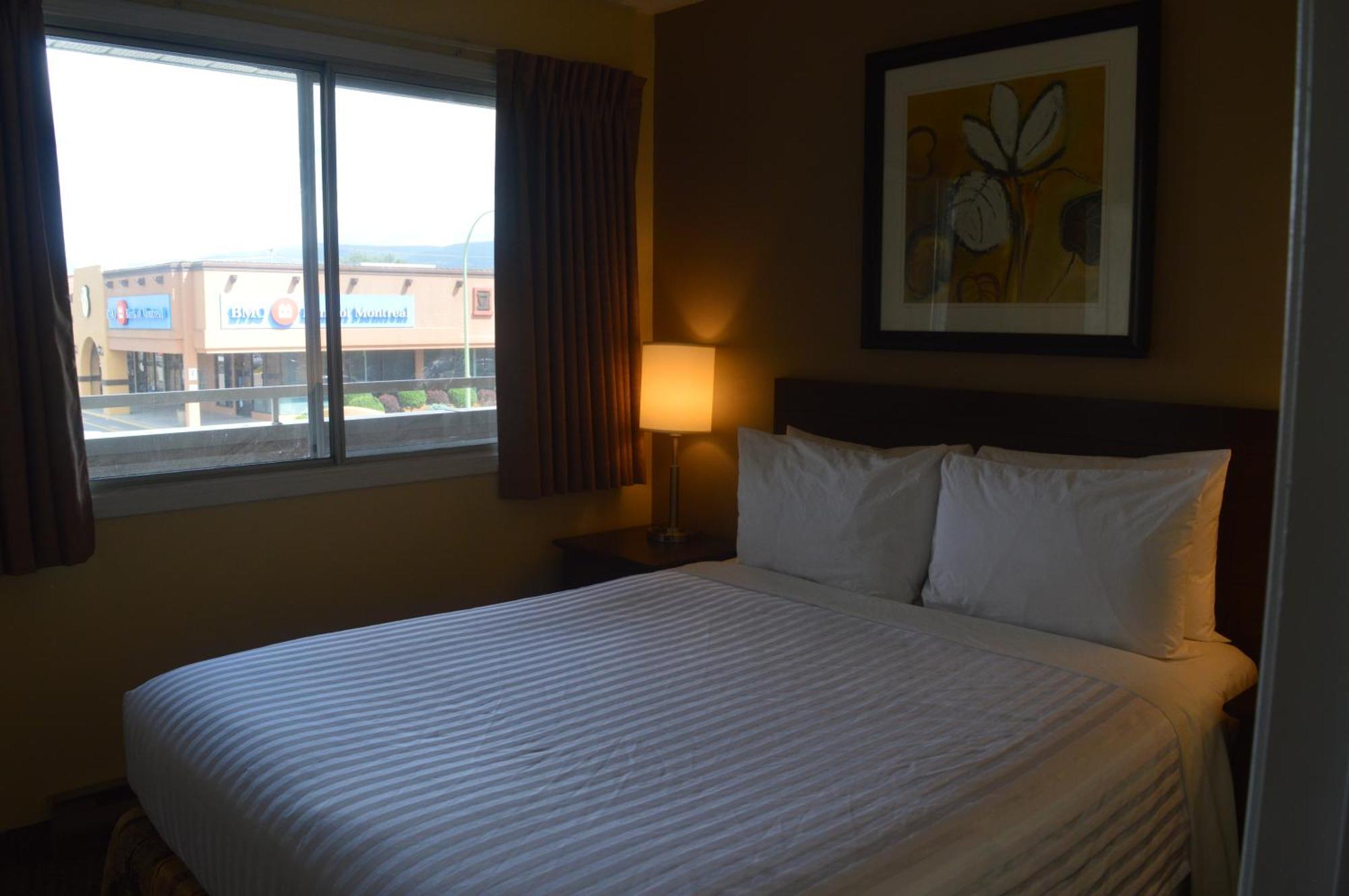 Siesta Suites Kelowna Bagian luar foto