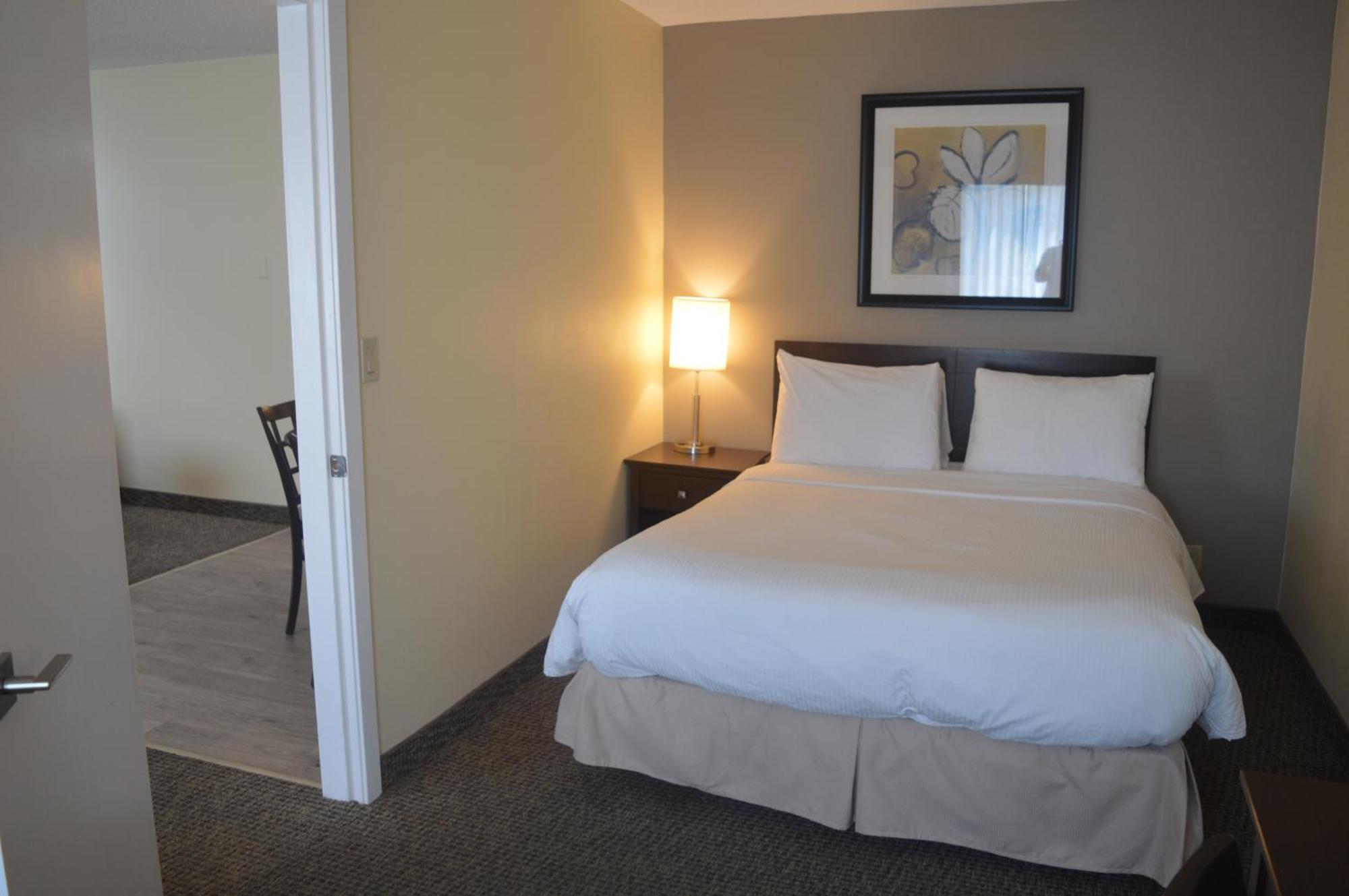 Siesta Suites Kelowna Bagian luar foto