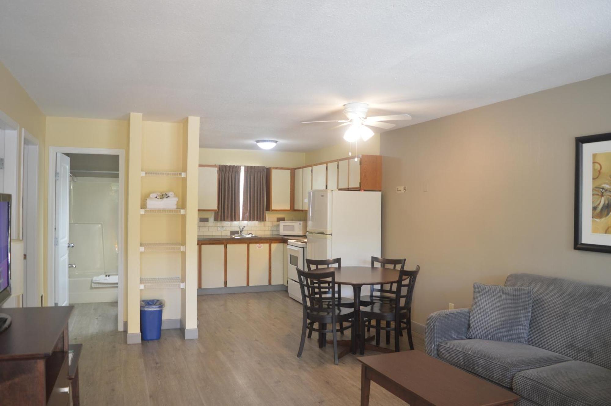 Siesta Suites Kelowna Bagian luar foto