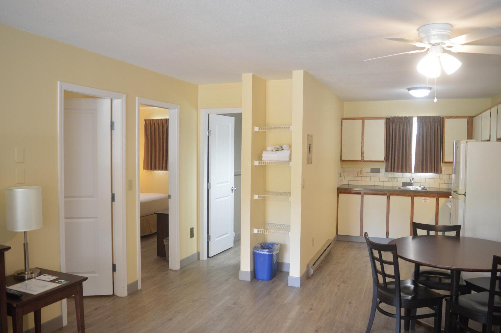 Siesta Suites Kelowna Bagian luar foto