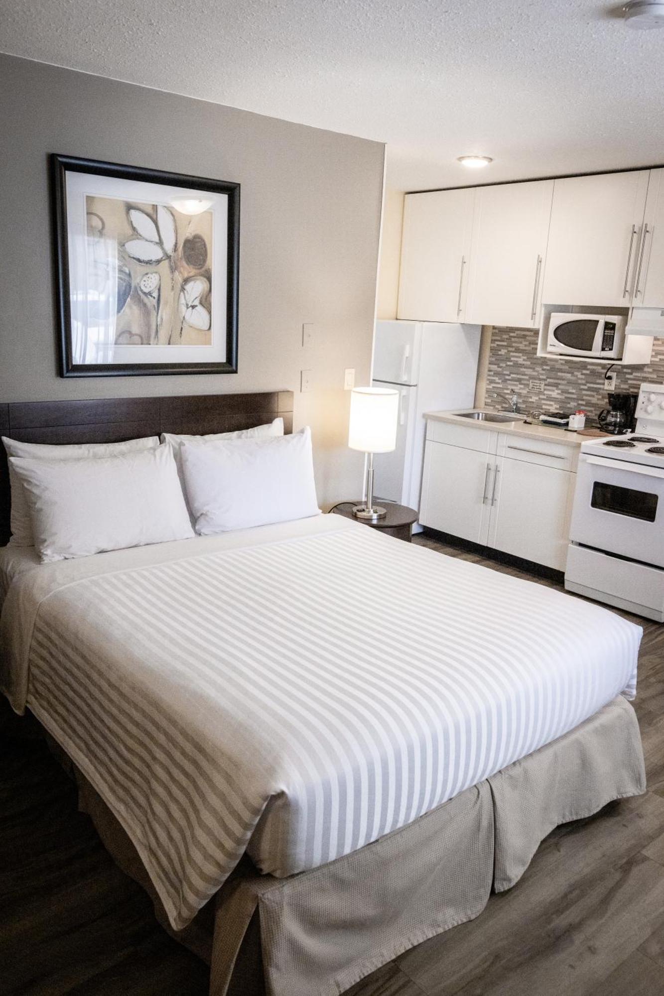 Siesta Suites Kelowna Bagian luar foto