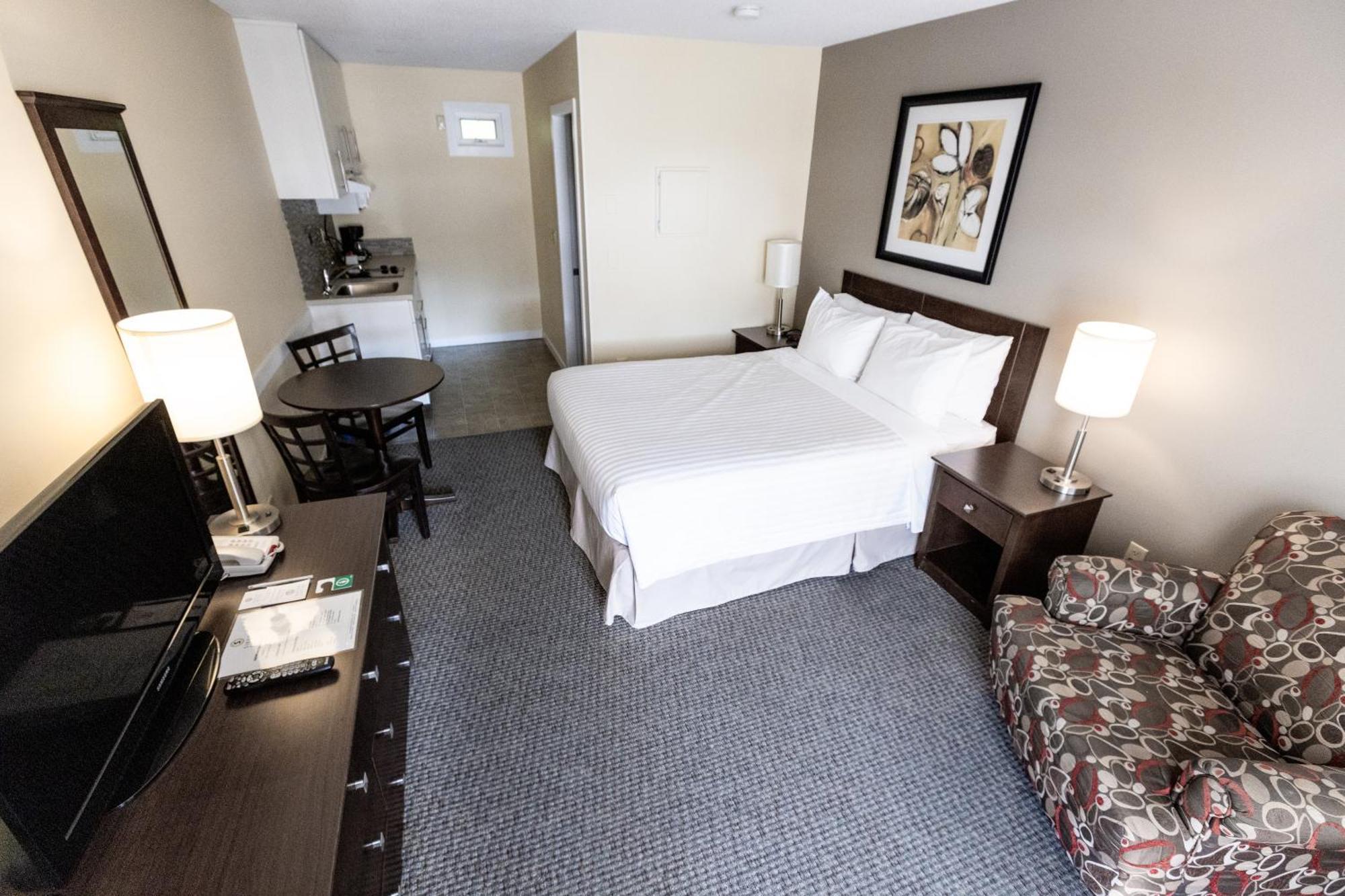 Siesta Suites Kelowna Bagian luar foto