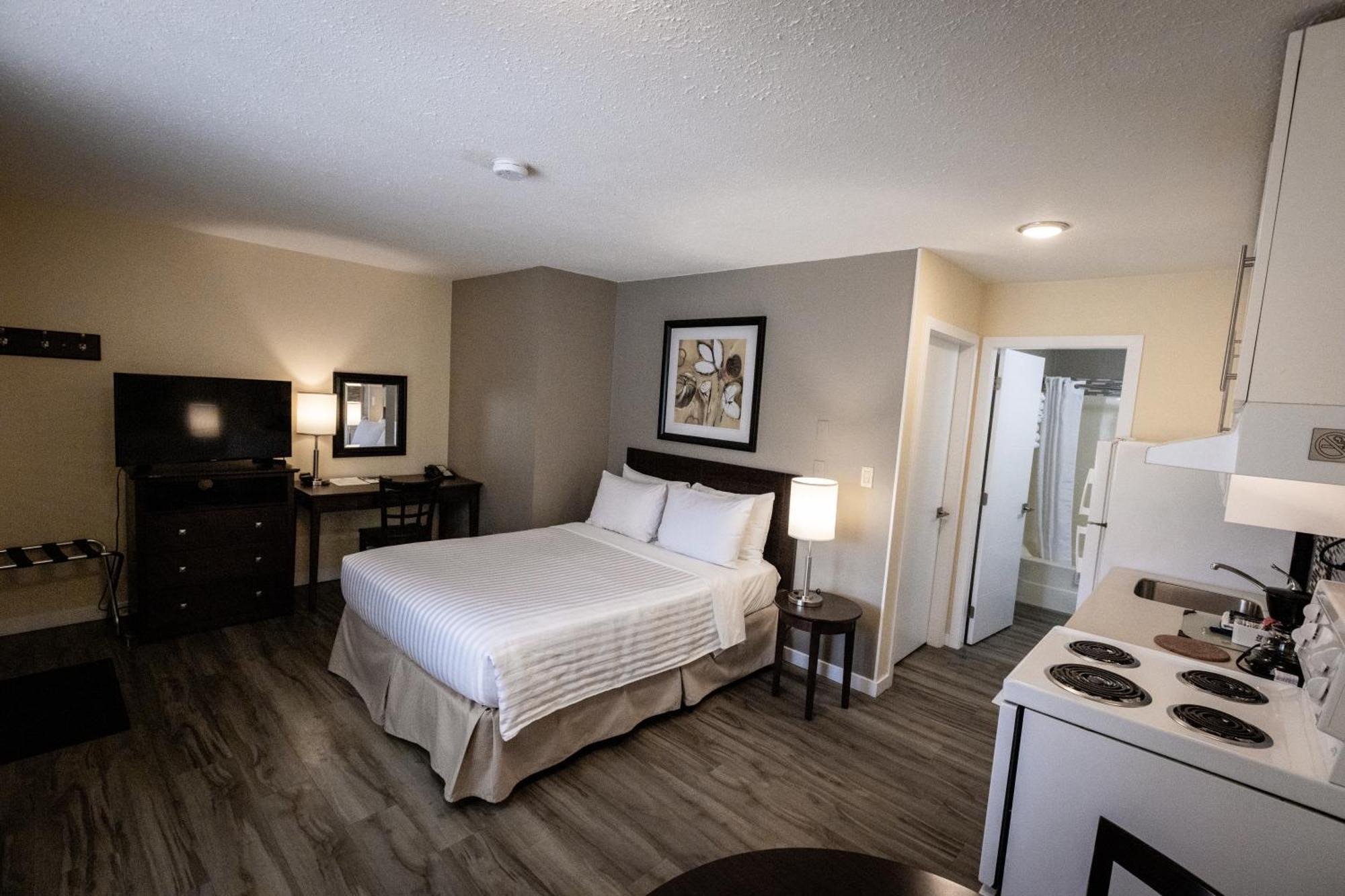 Siesta Suites Kelowna Bagian luar foto