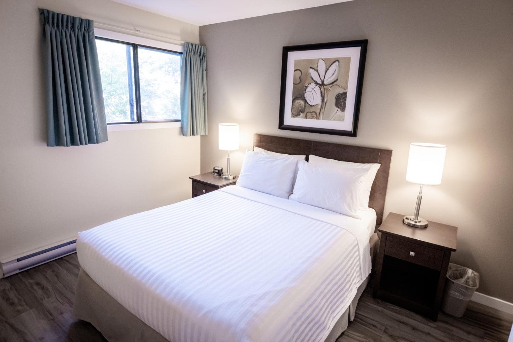 Siesta Suites Kelowna Bagian luar foto