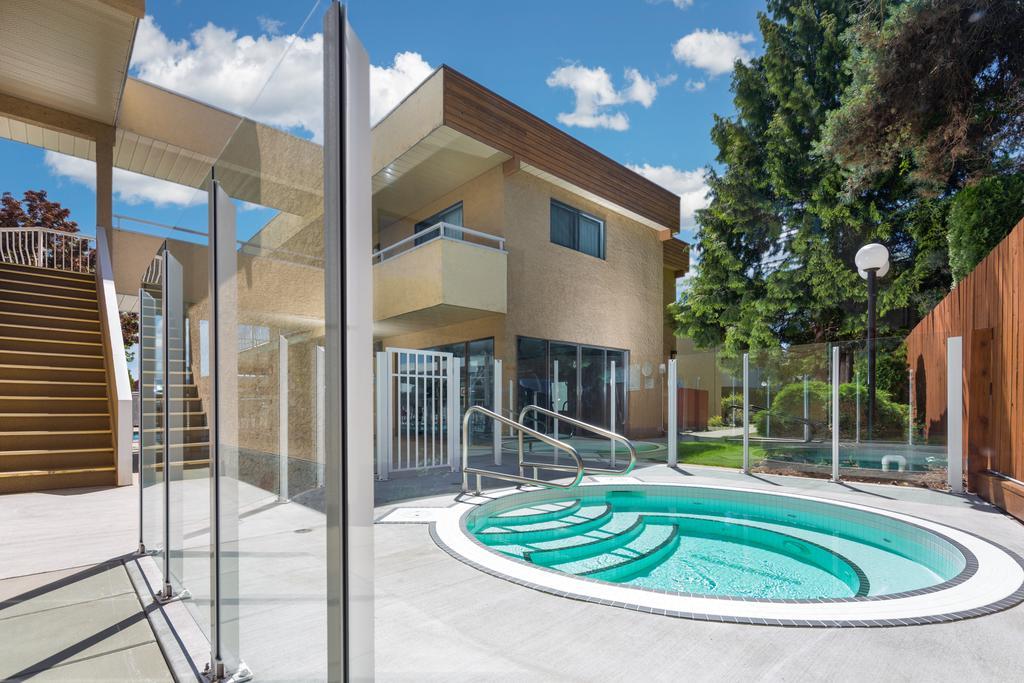 Siesta Suites Kelowna Bagian luar foto