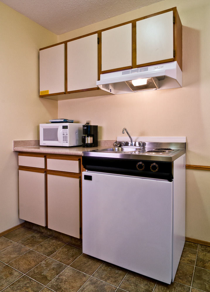 Siesta Suites Kelowna Bagian luar foto