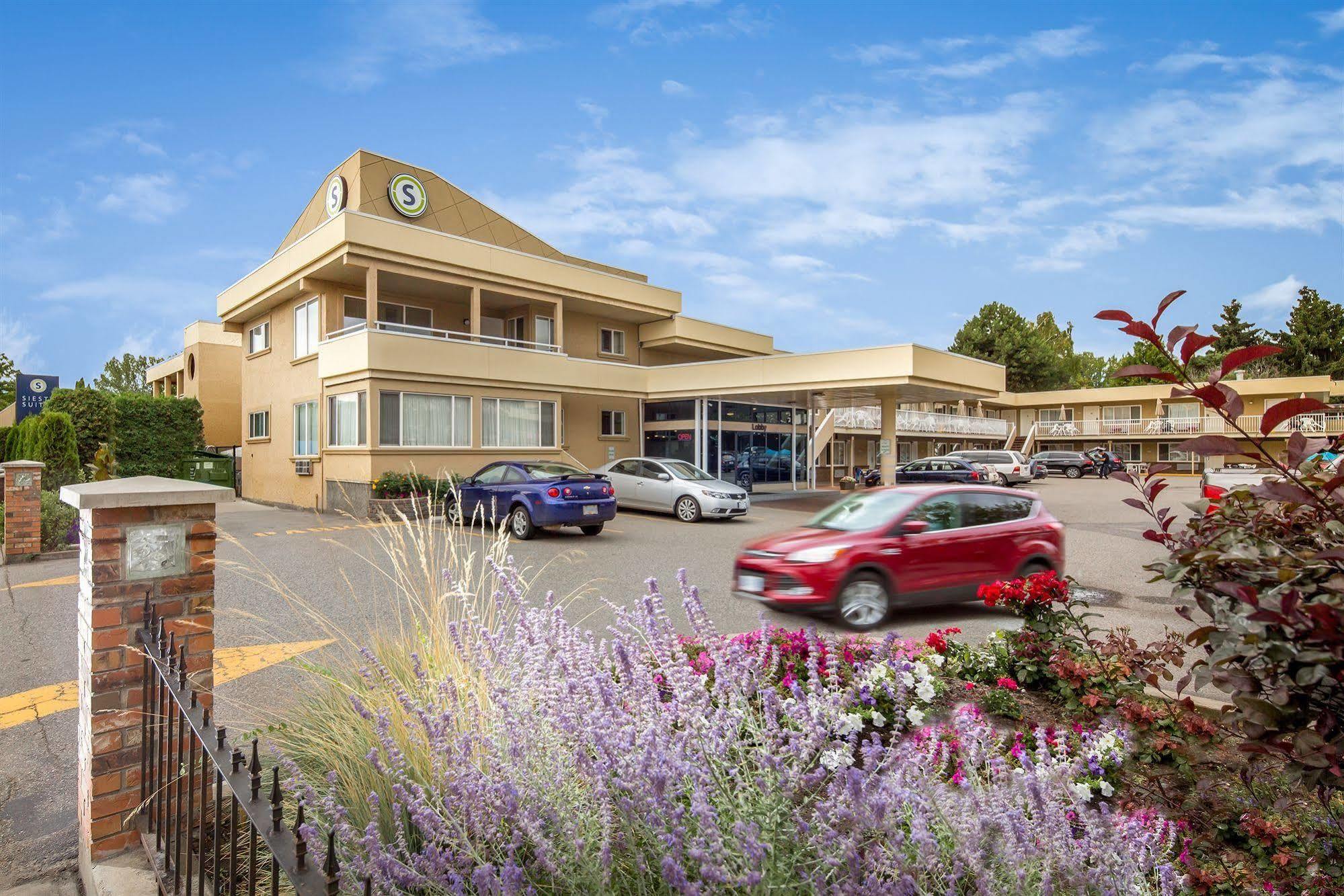 Siesta Suites Kelowna Bagian luar foto