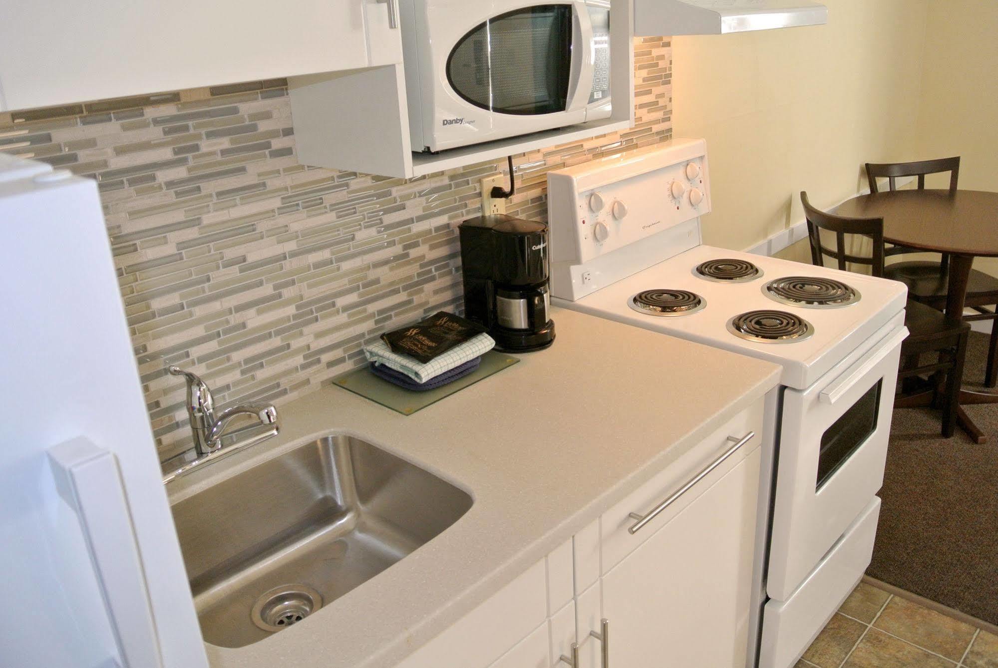 Siesta Suites Kelowna Bagian luar foto