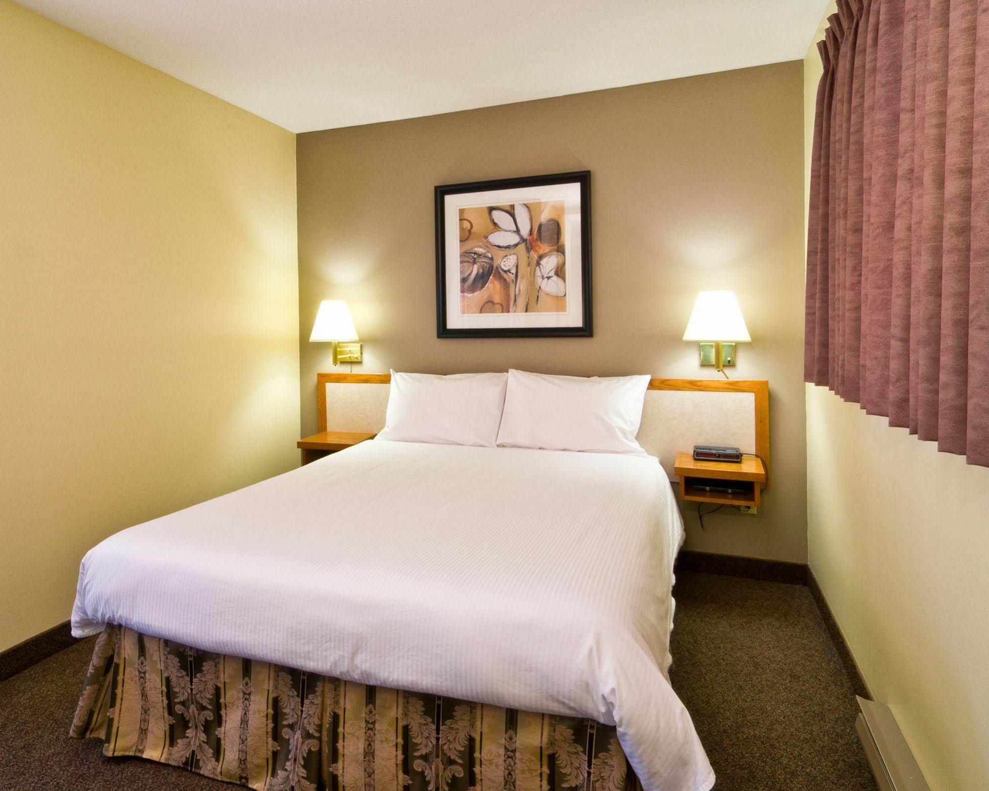 Siesta Suites Kelowna Bagian luar foto