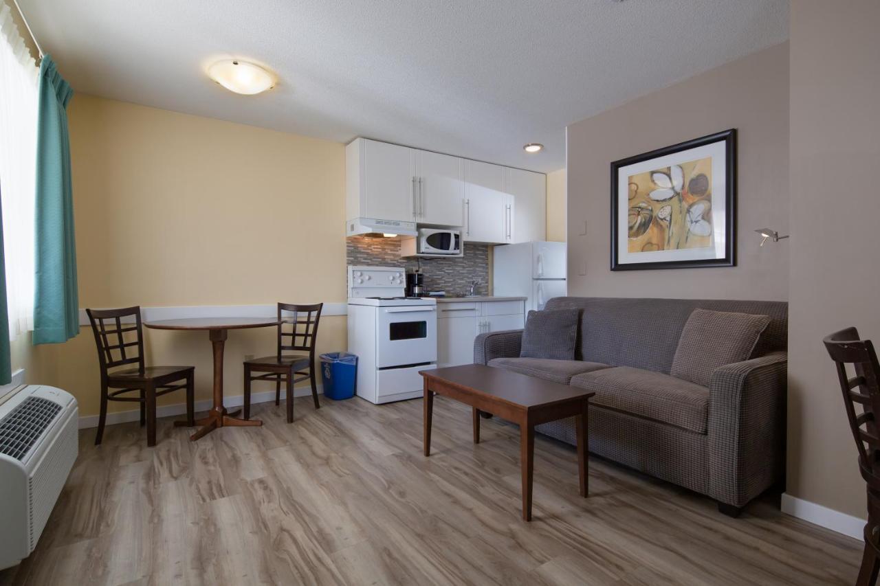 Siesta Suites Kelowna Bagian luar foto