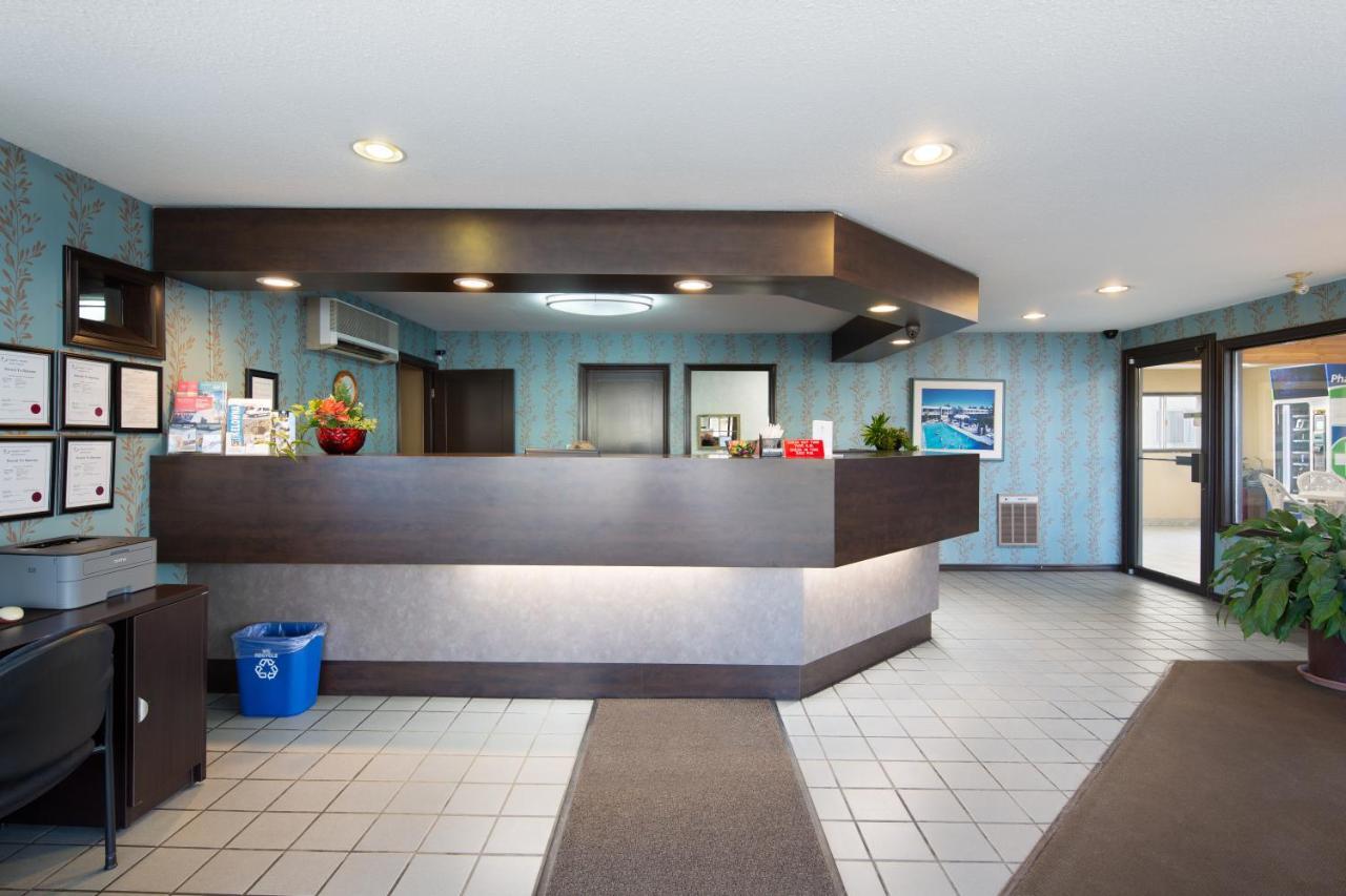 Siesta Suites Kelowna Bagian luar foto