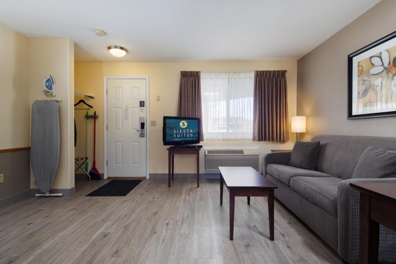 Siesta Suites Kelowna Bagian luar foto