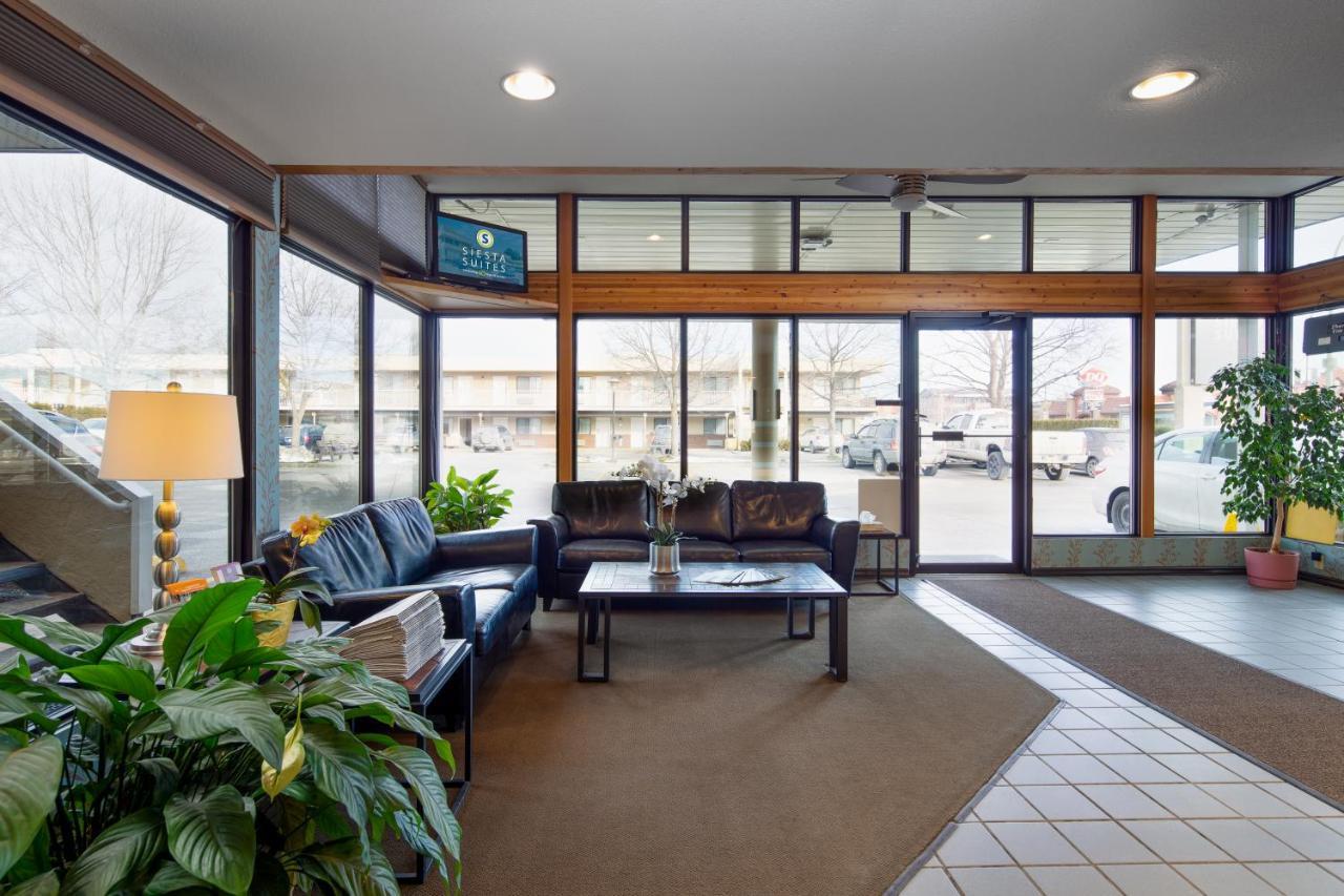 Siesta Suites Kelowna Bagian luar foto