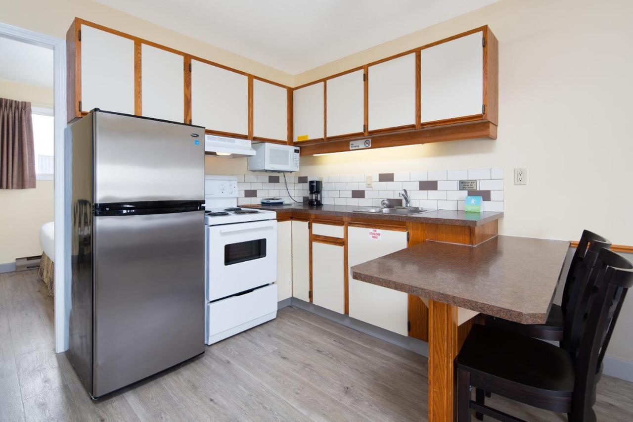 Siesta Suites Kelowna Bagian luar foto