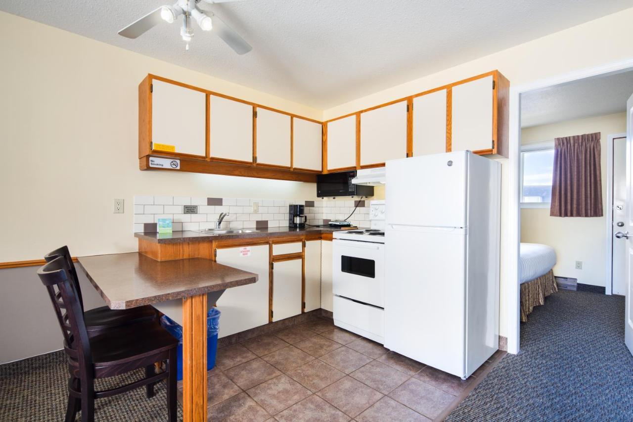 Siesta Suites Kelowna Bagian luar foto