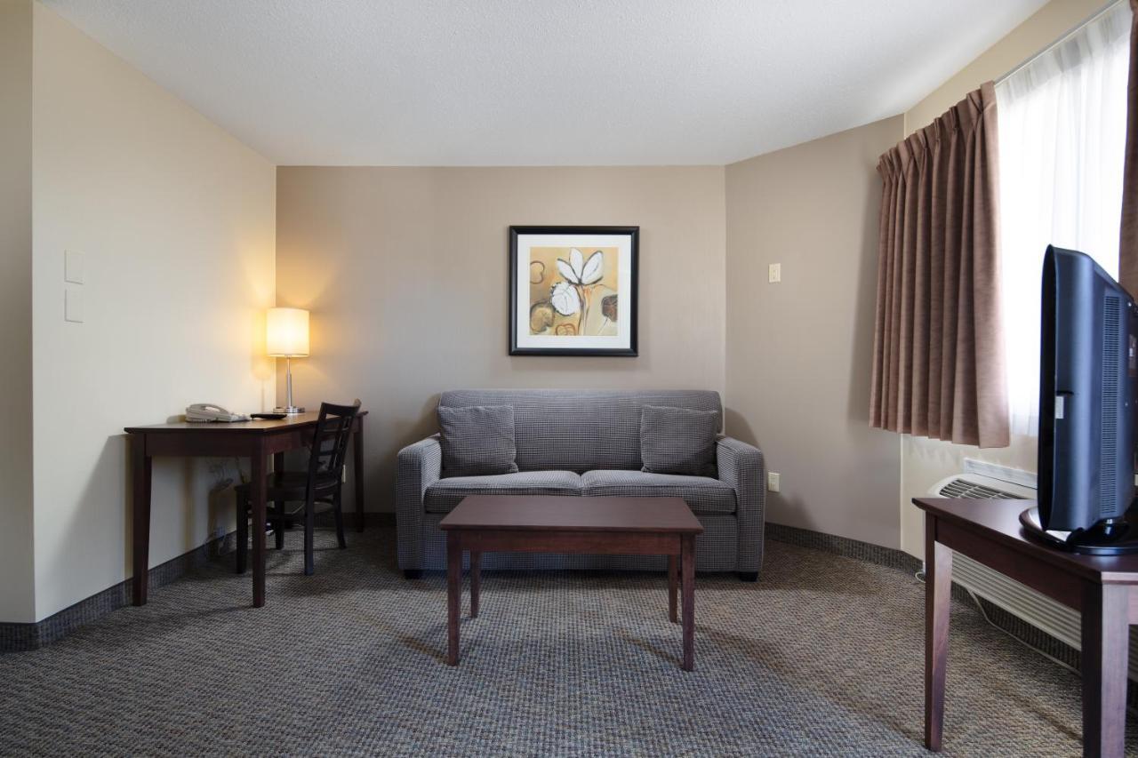Siesta Suites Kelowna Bagian luar foto