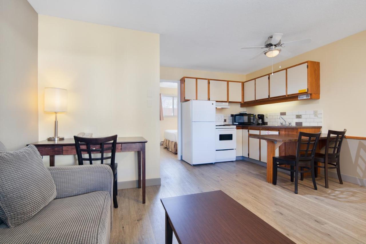 Siesta Suites Kelowna Bagian luar foto