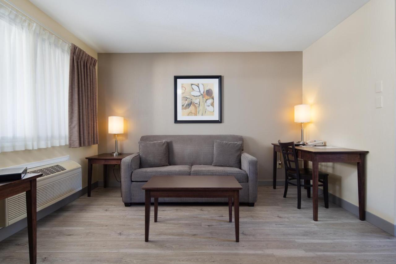Siesta Suites Kelowna Bagian luar foto