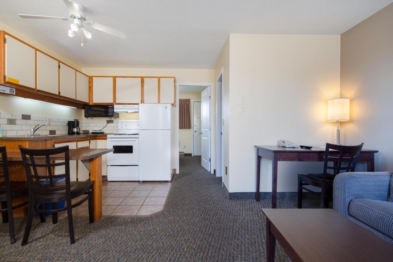 Siesta Suites Kelowna Bagian luar foto
