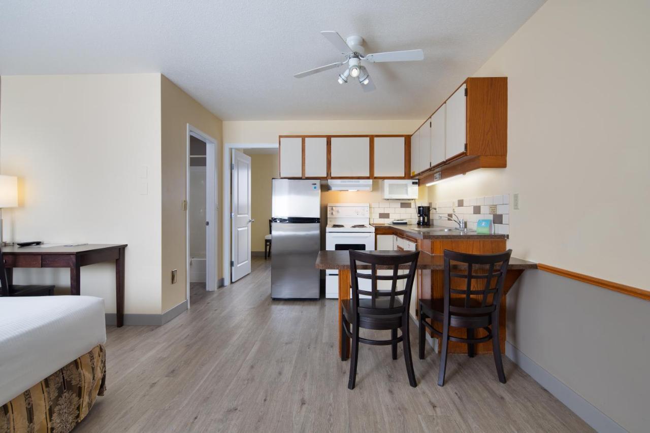Siesta Suites Kelowna Bagian luar foto